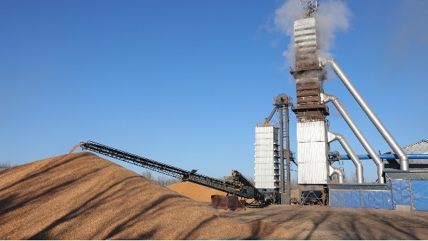 烘糧噸成本降至28元！300噸烘干塔用上秸稈直燃熱風(fēng)爐，相比燃煤一天節(jié)省一萬(wàn)六！